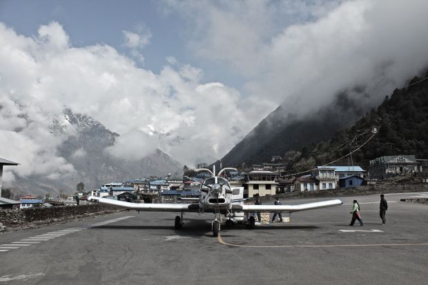 सोलुमा बाक्लो हुस्सु र पानी, विमानस्थल अवरुद्ध हुँदा रोकिए दुई सय पर्यटक  