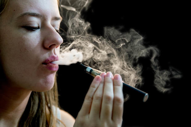 चुरोटको विकल्प इ-सिगरेट : यसले स्वास्थ्यमा असर पार्छ कि पार्दैन?
