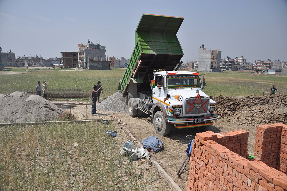 अब श्रीमान् श्रीमतीबीच जग्गा कित्ताकाट गर्दा पनि लाभकर