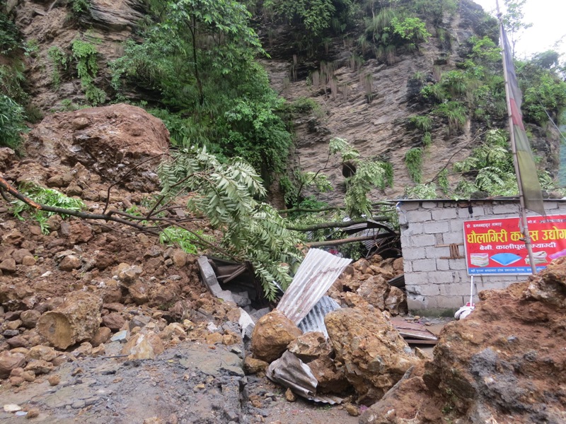 पहिरोले कपास उद्योग पुरिँदा एक जनाको मृत्यु, ६ जना घाइते