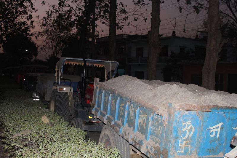 बालुवा चोरी निकासी गर्ने १० ट्र्याक्टर नियन्त्रणमा