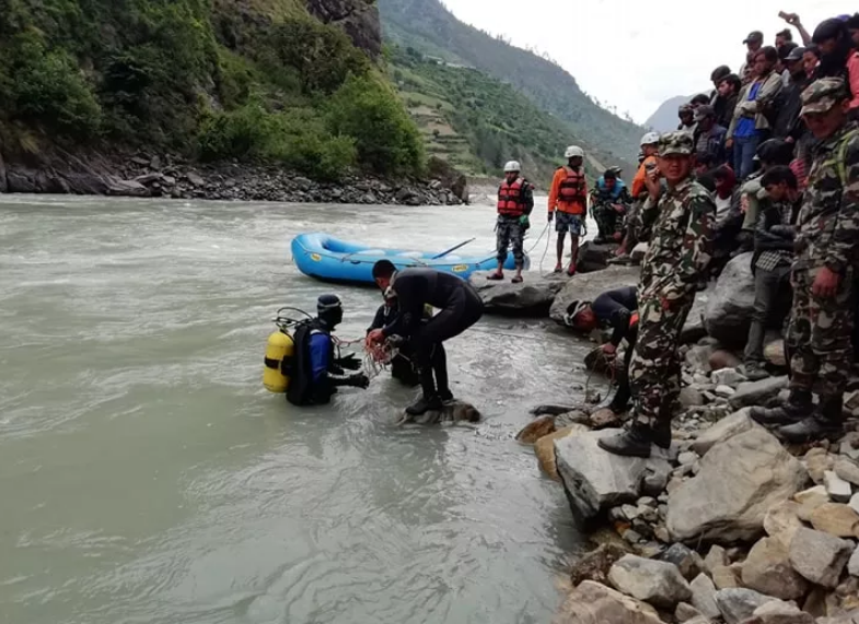 हुम्ला दुर्घटनाः गोताखोरको टोलीले पनि हराइरहेका यात्रु भेट्टाउन सकेन, पानीको बहाव बढी हुँदा खोज्नै समस्या