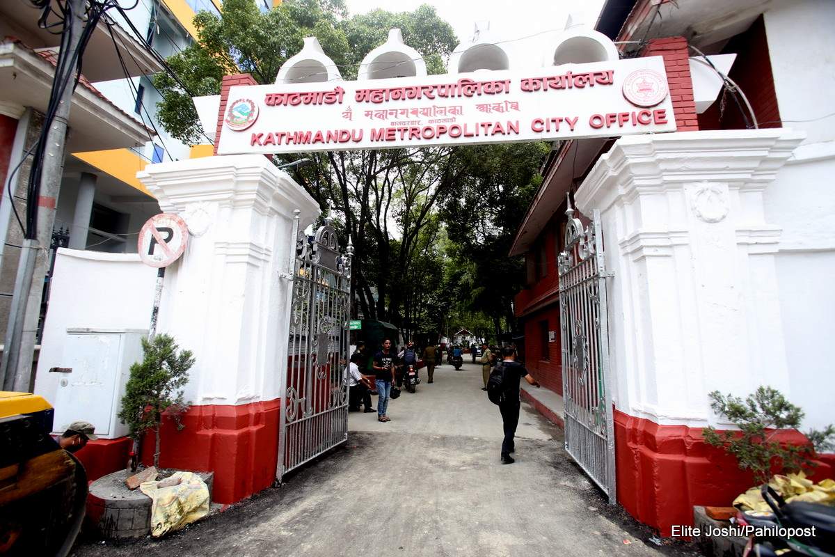 काठमाडौँ महानगरपालिकाले अव्यवस्थित प्रतीक्षालय हटाउने