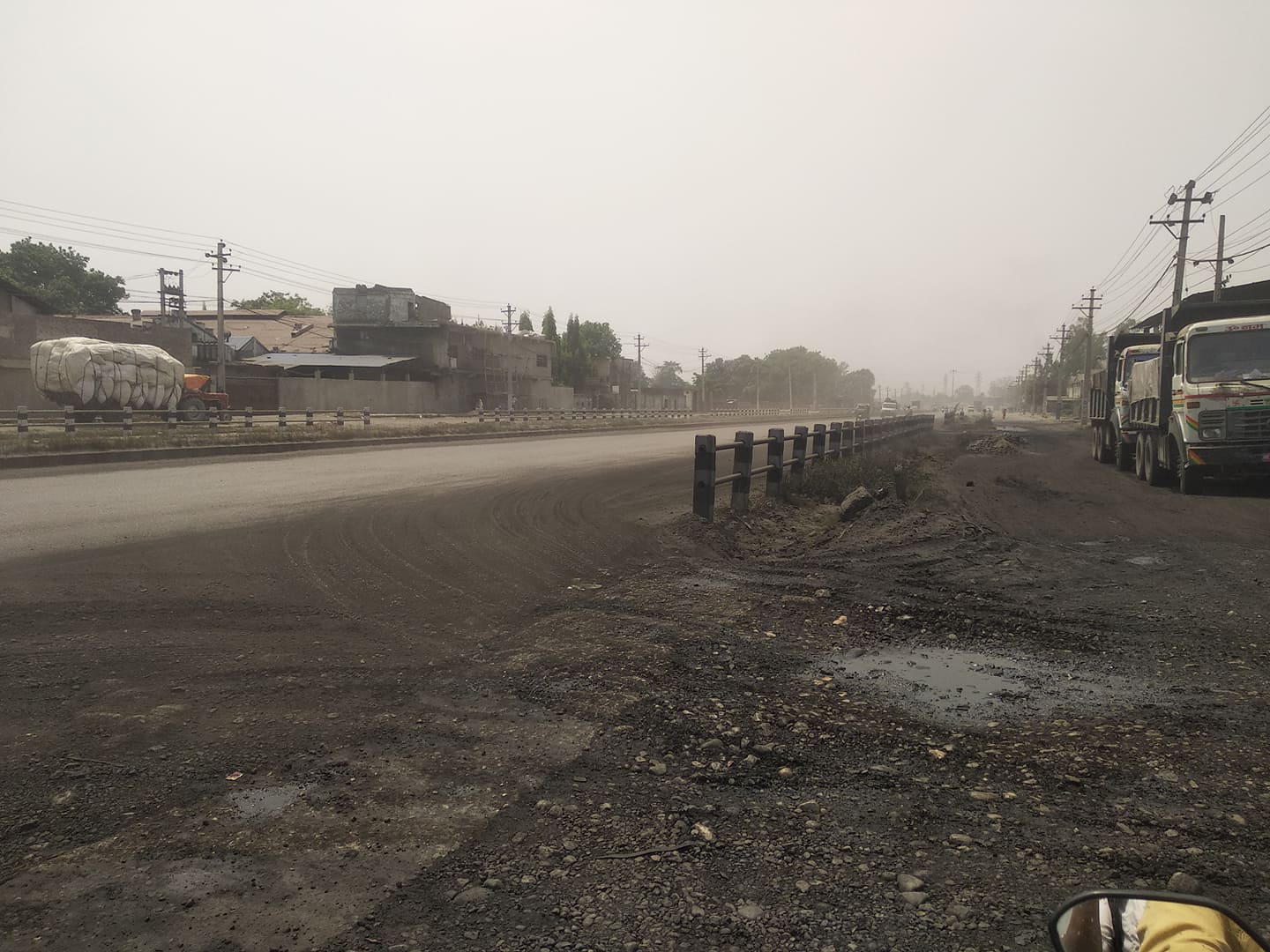 राजमार्गको छेउमै कोइला भण्डारण डिपो : वातावरण धुलाम्य हुँदा यात्रीलाई सास्ती