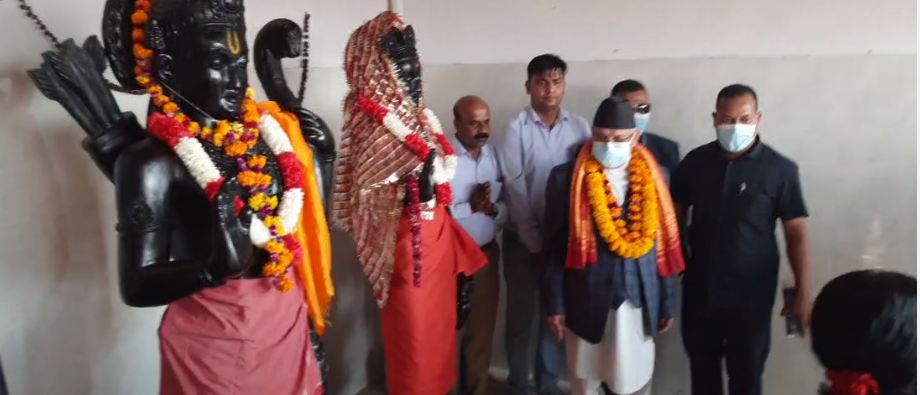प्रचण्डको चुनावी क्षेत्र माडिमा पुगेर ओलीले गरे रामको पूजा