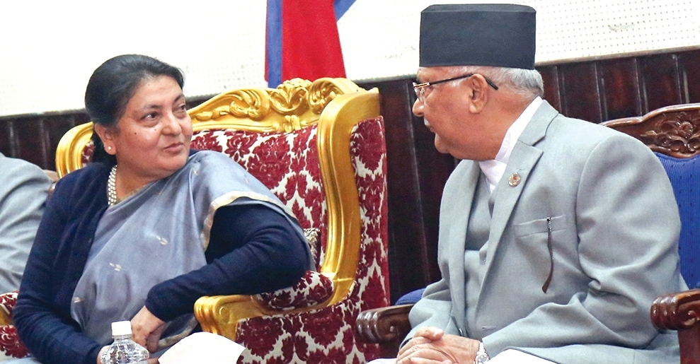 राष्ट्रपतिसँग प्रधानमन्त्रीको ४० मिनेट परामर्श, बालुवाटार फर्किए ओली, क्याविनेट बस्दै