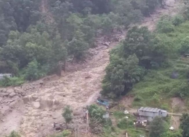 लमजुङमा पहिरोमा परेर दुई जनाको मृत्युः म्याग्दीमा विद्यालय भवन बगायो, बेनी बजार जोखिममा