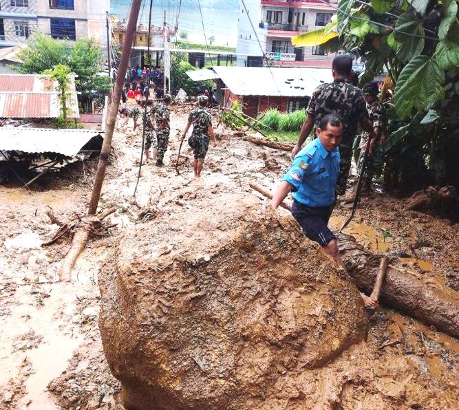 पोखरामा बाढीको बितण्डा, दुई दर्जन ठाउँको जमिन भासियो