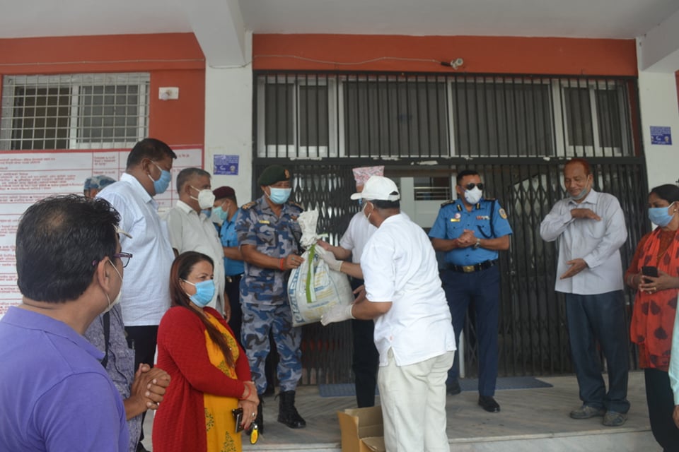 कञ्चनपुर र बैतडीका सुरक्षाकर्मीका लागि रमेश लेखकले पठाए स्वास्थ्य सुरक्षा सामग्री