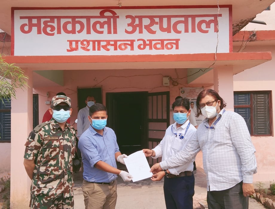 अस्पताललाई अक्सिजन उपलब्ध गराउँदै युवा व्यवसायी