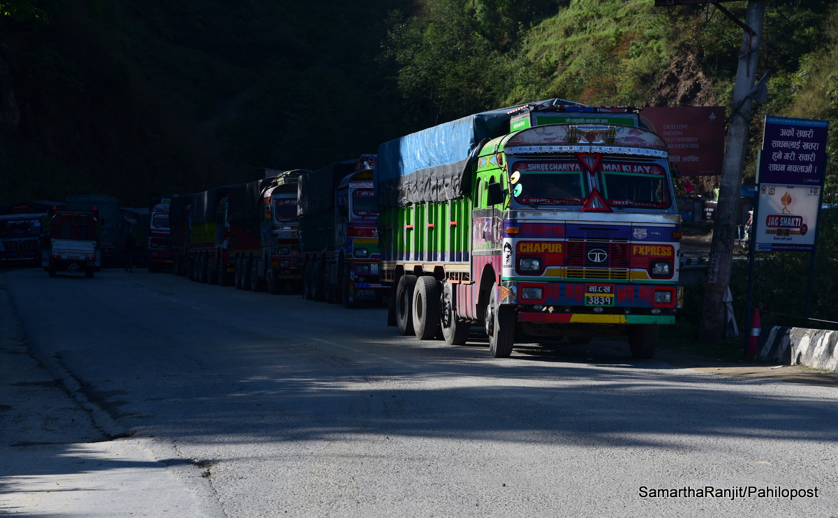 सवारी साधनले क्षमताभन्दा बढी भार बोके सामग्री झारेर जरिवाना गर्ने