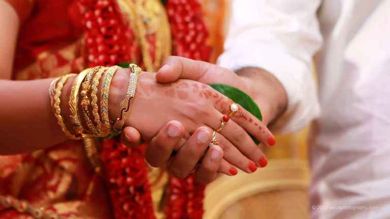 लकडाउनमा विहे गर्न सवारी पास आवश्यक नपर्ने, दुलाहा र दुलहीसहित ५ जनामात्रै उपस्थित हुन पाउने