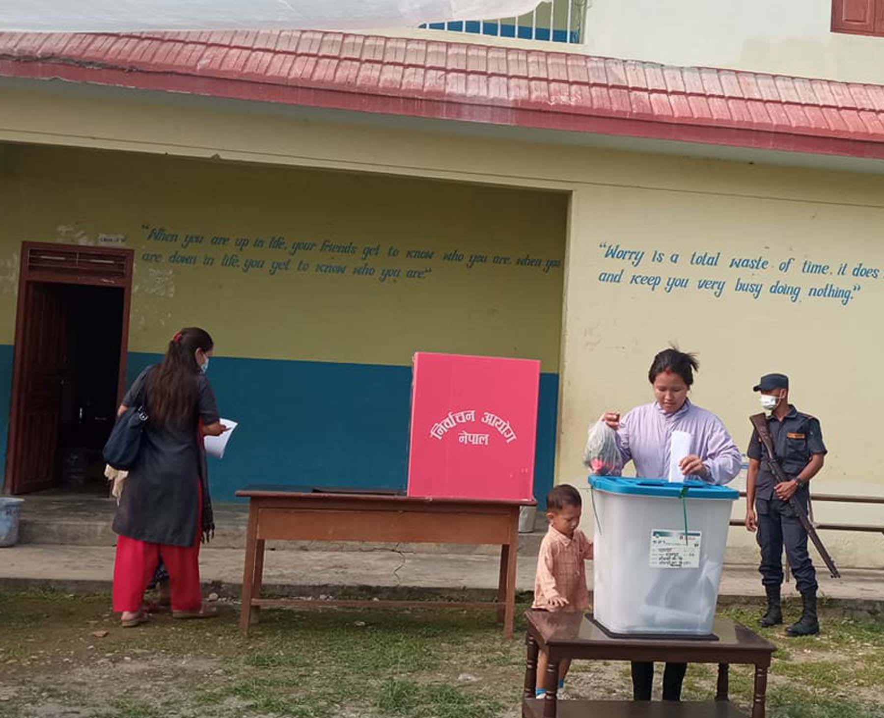 करिब ५० प्रतिशत मत खस्यो, केही ठाउँमा मतदान रोकिने र पुन: सुरु हुने क्रम जारी