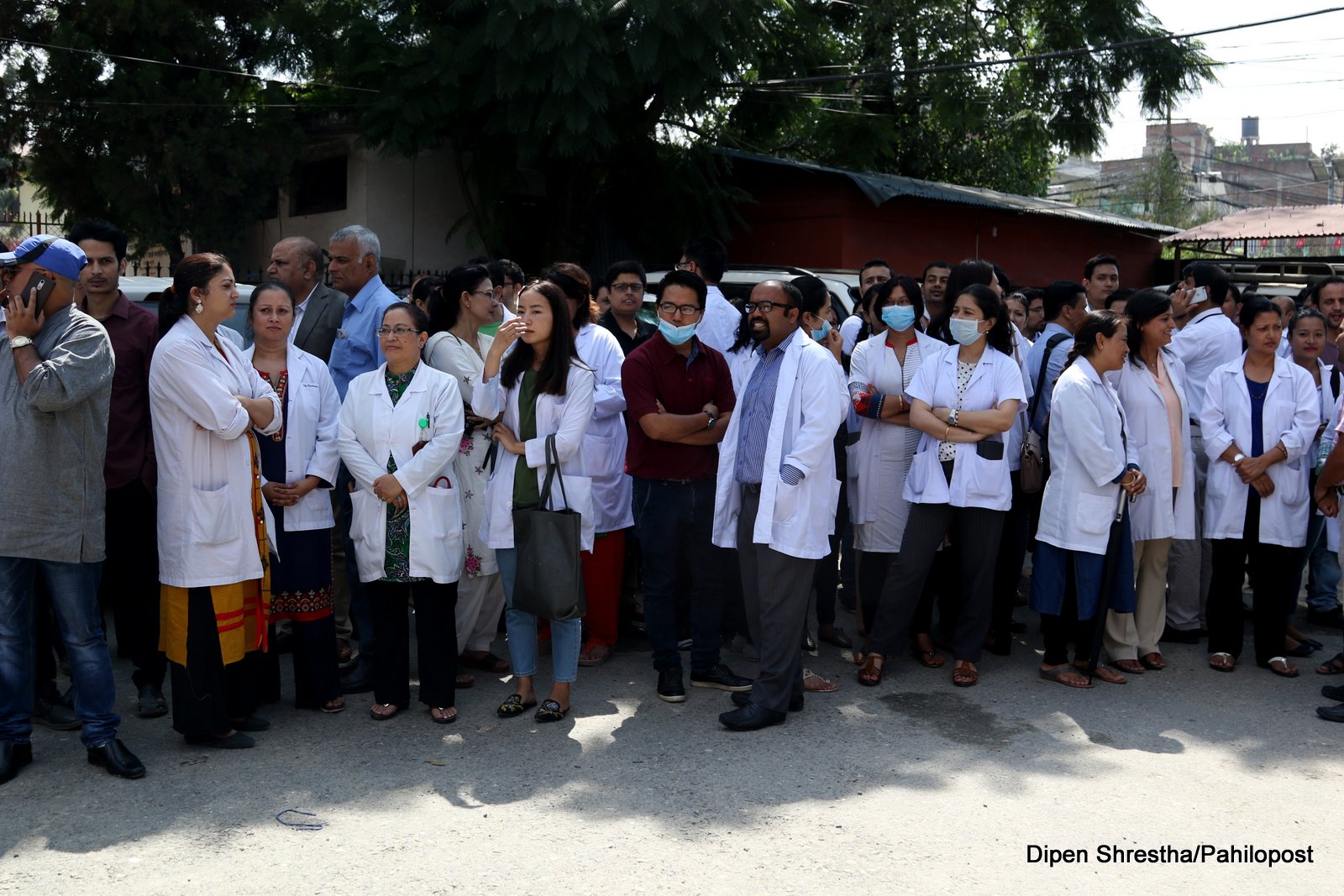 रोकिएन चिकित्सकको आन्दोलनः हातमा कालोपट्टी र टाउकामा हेलमेट लगाई दिए सेवा