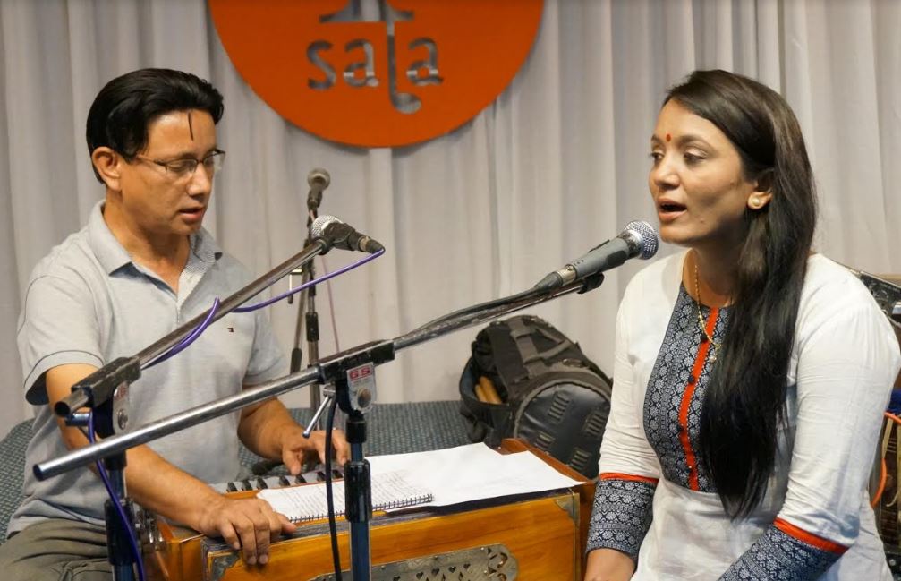 पलेँटीमा संगीतकार आभाससँग मीना निरौला 