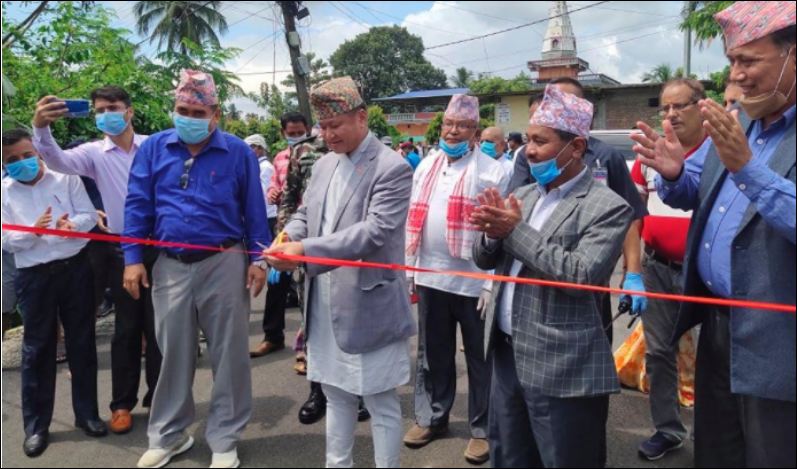 भौतिक दूरी कायम नगरी बिना मास्क सयौँको भीडमा मुख्यमन्त्री राई, कार्यकर्ता असन्तुष्ट