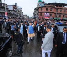 सडकमा हिँडेर मोदीले स्वीकारे अभिवादन