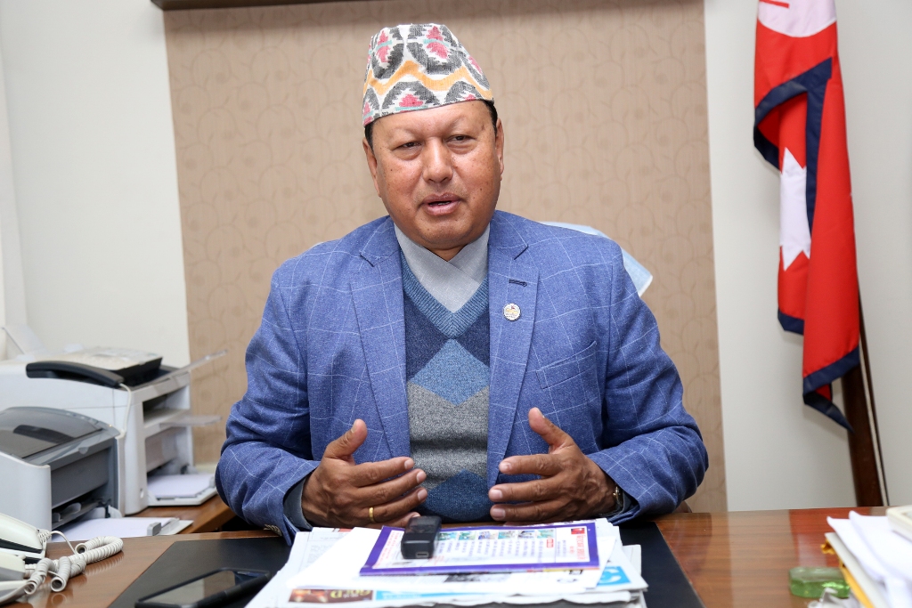 कोरोनाबाट आमा गुमाएका शिशुको पढाईको जिम्मा कांग्रेस नेता बस्नेतले लिए, पौष्टिक आहारका लागि ५० हजार सहयोग