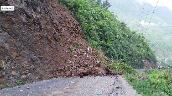 पहिरोका कारण मुग्लिन-नारायणगढ सडक अवरुद्ध