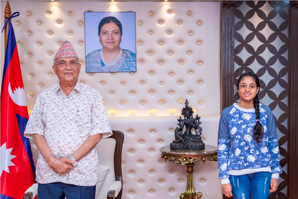 एसिड आक्रमणमा परेकी मुस्कान खातुनले भेटिन् प्रधानमन्त्रीलाई