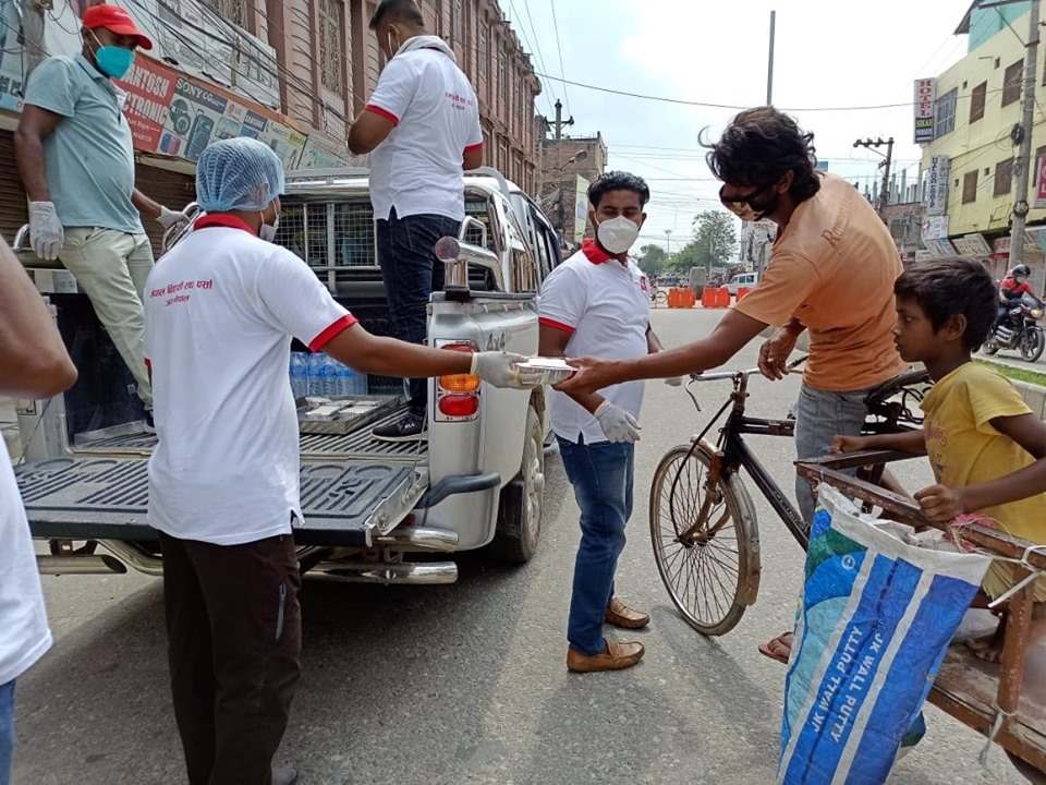 निषेधाज्ञाले प्रभावित वीरगंजमा नेविसंघको खाना वितरण अभियान