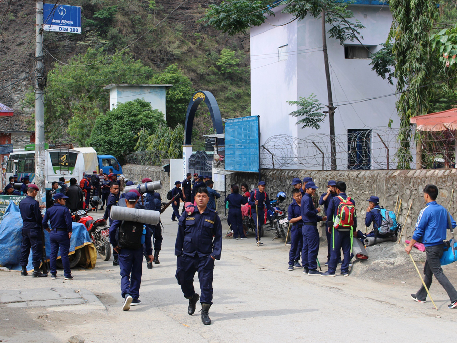 निर्वाचन सामग्रीसहित मतदान केन्द्रमा निर्वाचन टोली पुग्दै