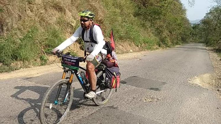 अपांग विद्यार्थी भर्ना गर्न एक खुट्टाले साइकलबाटै राराको यात्रा 