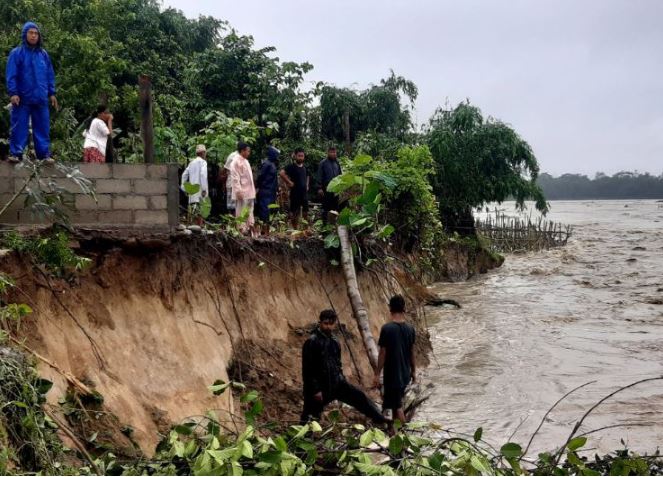 चाँजु खोलामा बाढी, कटानले बस्ती नै जोखिममा