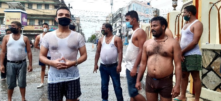 अर्थमन्त्री खतिवडाले डुबाए भन्दै नेकपाकै नेतासहित अर्धनग्न प्रदर्शन