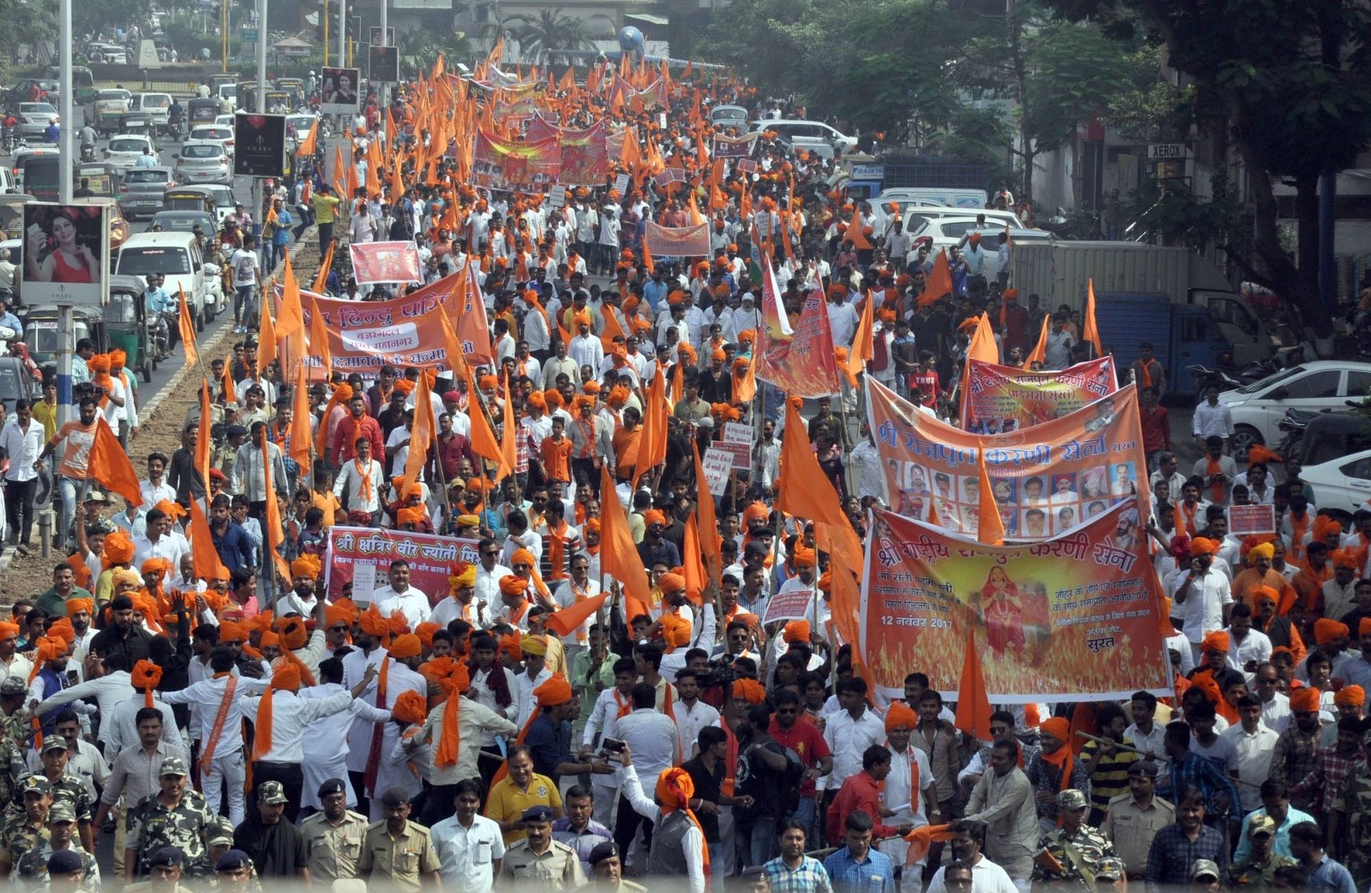 पद्मावत रिलिज रोक्न गाडी तोडफोड, महिलाहरुको मार्चपास