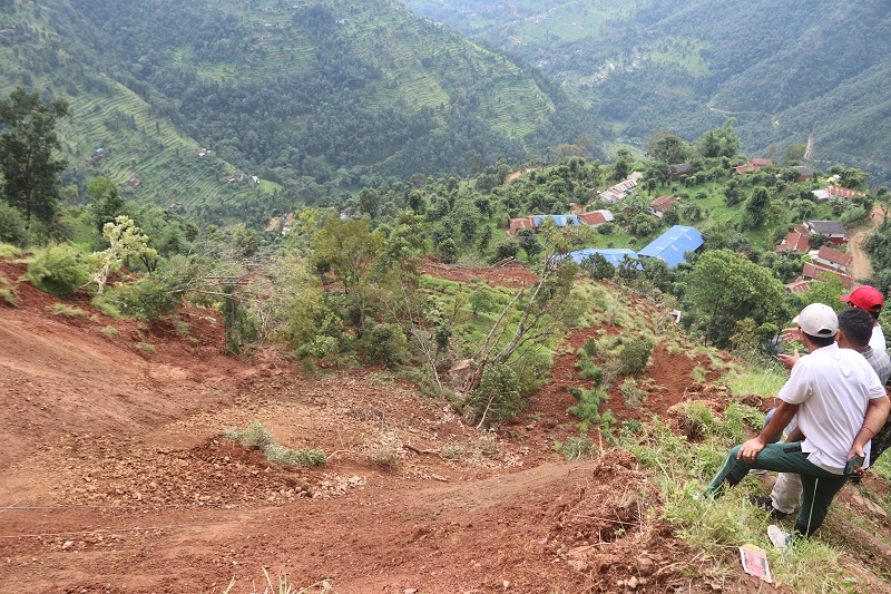 अघिल्लो पहिरोले चर्किएका घरमा लिपपोत नगर्दै अर्को पहिरोको चिन्ता