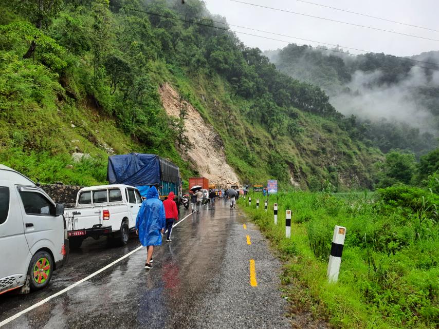नारायणगढ-मुग्लिन सडकखण्डको पहिरो दिउँसो ३ बजेसम्म हटाउने गरि काम हुँदै
