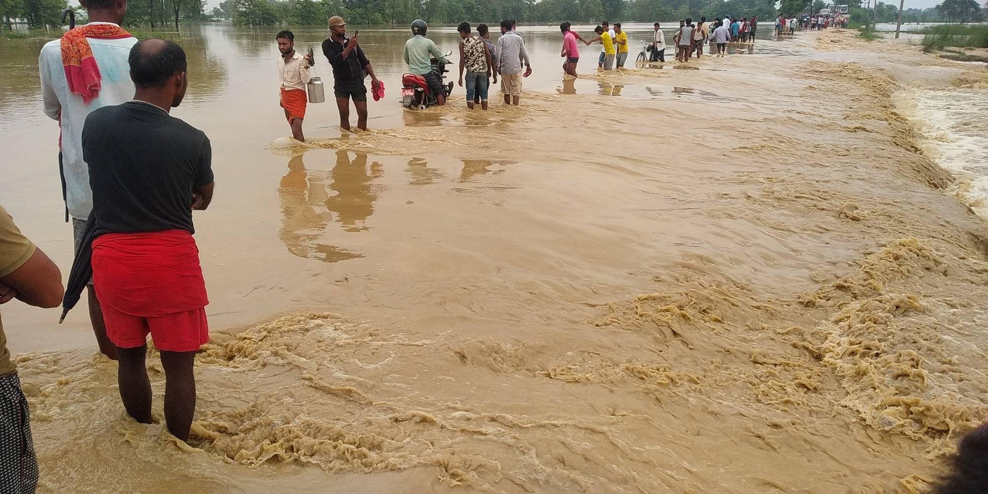 ओरिया र सिकटा खोलामा बाढी : एक दर्जन गाउँ डुबानमा, सडकसँग पनि टुट्यो सम्पर्क