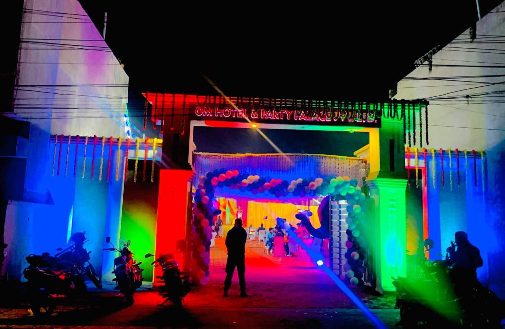 पोहोरदेखि रोकिएका वैवाहिक कार्यक्रममा सयौंको भीड, प्रशासनको चेतावनीले रोकिएन पार्टी प्यालेसमा भेला