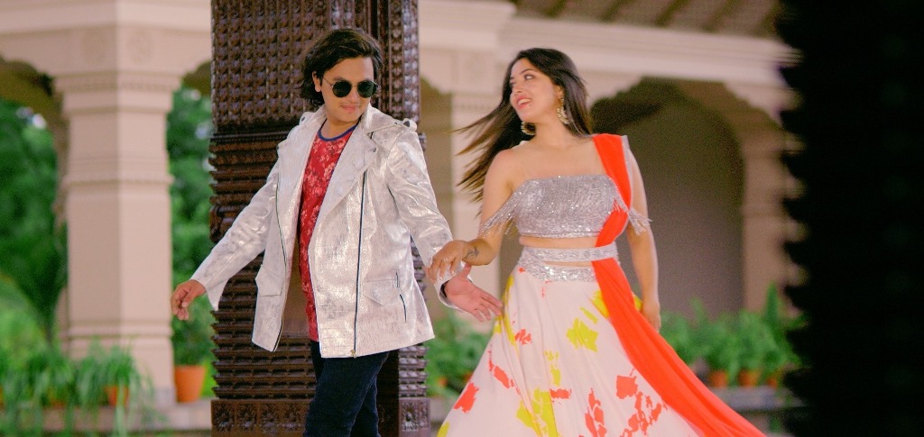 सरोज ओलीको नयाँ गीत ‘पहिलो पल्ट भेट हुँदा’मा पल र पूजाको जोडी