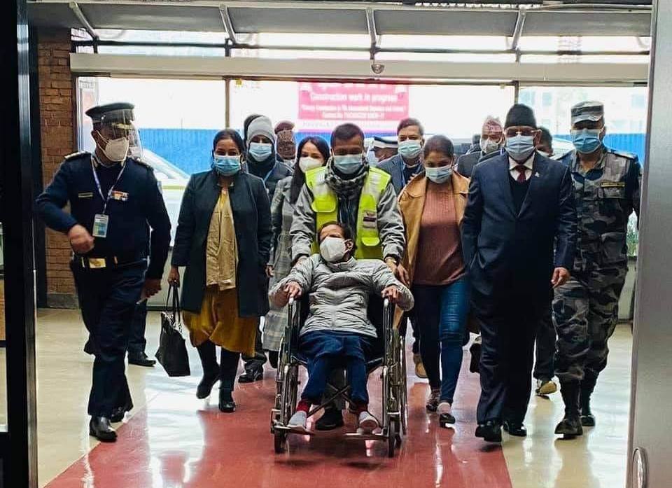 पत्नी सीताको उपचारका लागि भारतको यात्रामा प्रचण्ड, राजनीतिक भेटघाट होला?