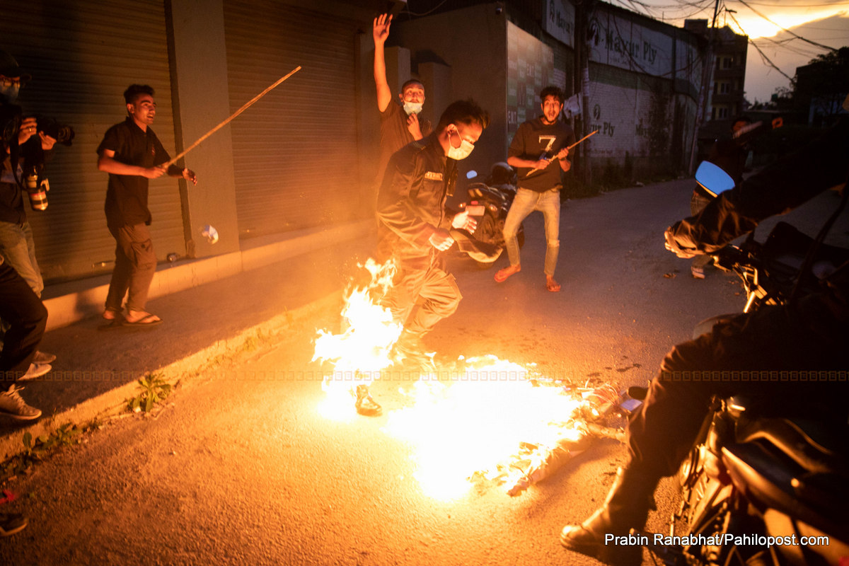 अनेरास्ववियु क्रान्तिकारीले जलायो उपप्रधानमन्त्री राजेन्द्र महतोको पुतला