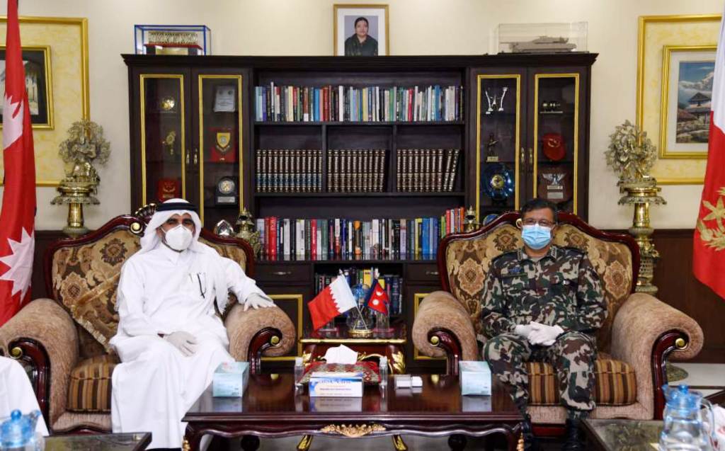 कतारका राजदूतले जंगी अड्डा पुगेर भेटे प्रधानसेनापति थापालाई