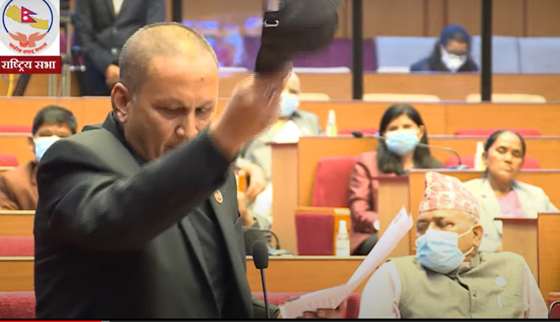 प्रतिनिधिसभा विघटनविरुद्ध राष्ट्रिय सभामा विरोध प्रदर्शन : रमेशजंग रायमाझीले देखाए कालो क्याप