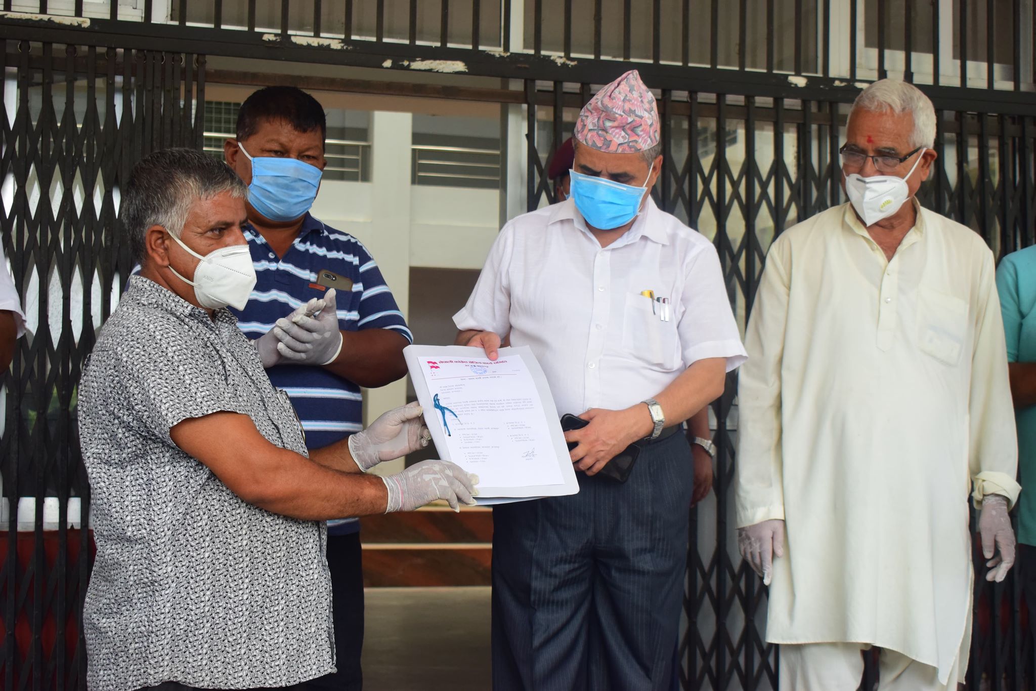 रमेश लेखकले गृहजिल्ला पठाए स्वास्थ्य सामग्री, सिडिओलाई हस्तान्तरण
