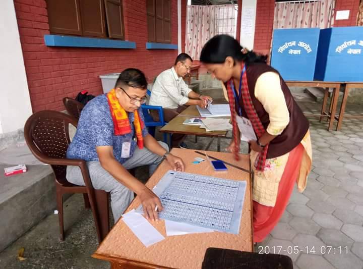 भरतपुर महानगरपालिमा नेकपा माओवादी केन्द्रका मेयर प्रत्यासी रेणु दाहालले हालिन भोट