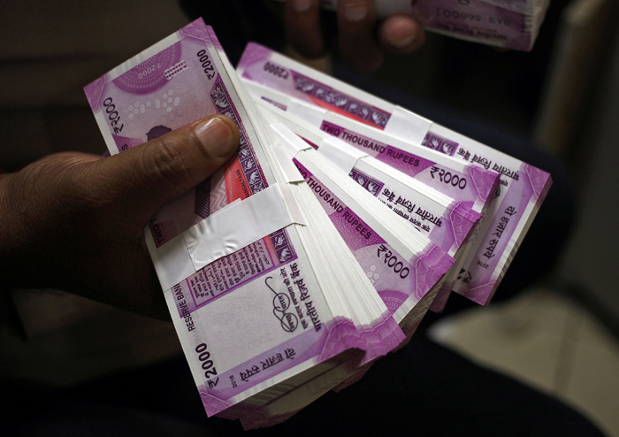 अब भारत जाँदा एक लाख हैन ५० हजार रुपैयाँमात्र नगद लैजान पाइने