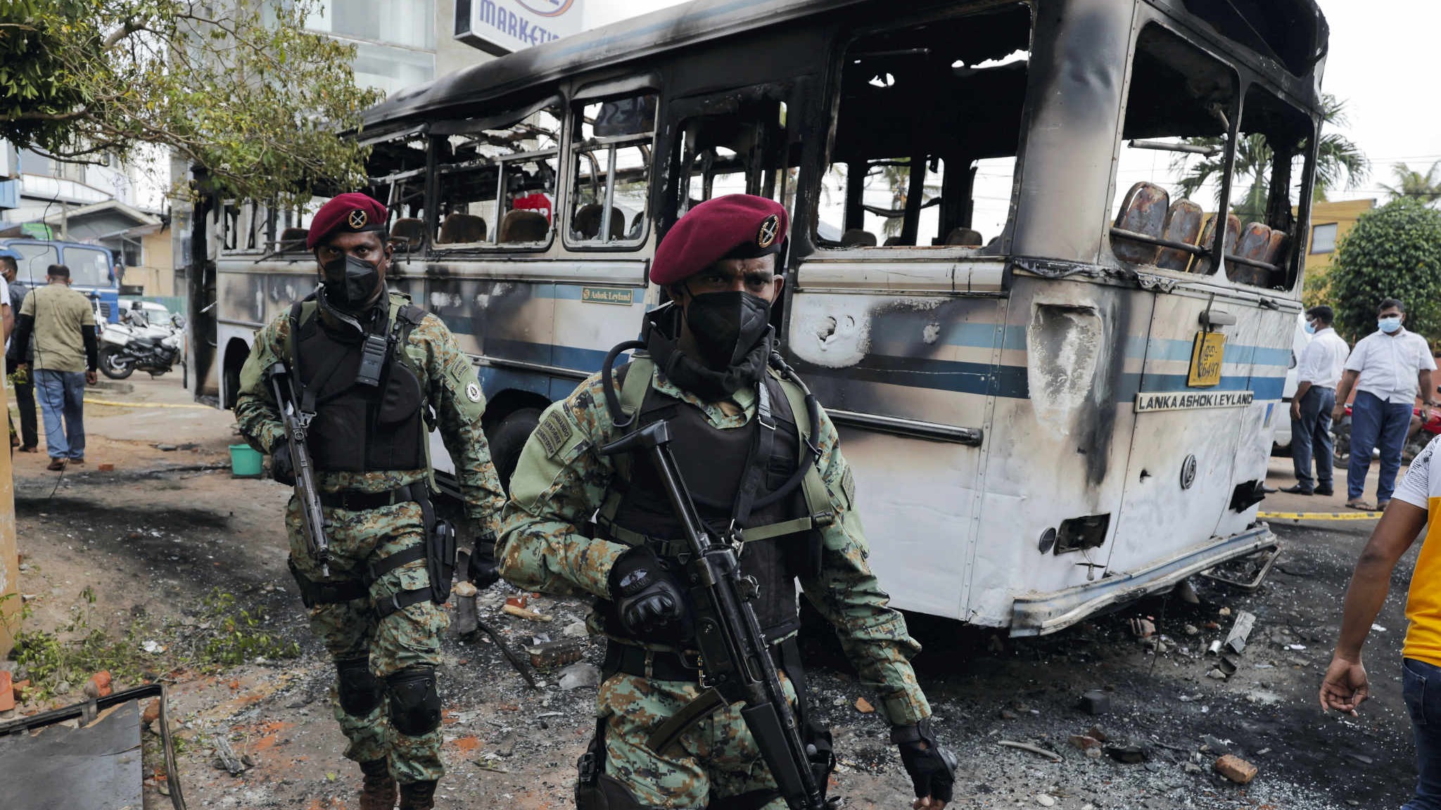 श्रीलंकामा राजापाक्षे परिवारविरुद्ध विद्रोह, जलिरहेका छन् घरहरु