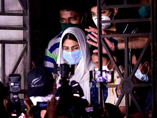 रिया चक्रवर्तीका वकिलले भावुक हुँदै भने : प्रेम अपराध हो भने उनी सजाय भोग्न तयार छिन्