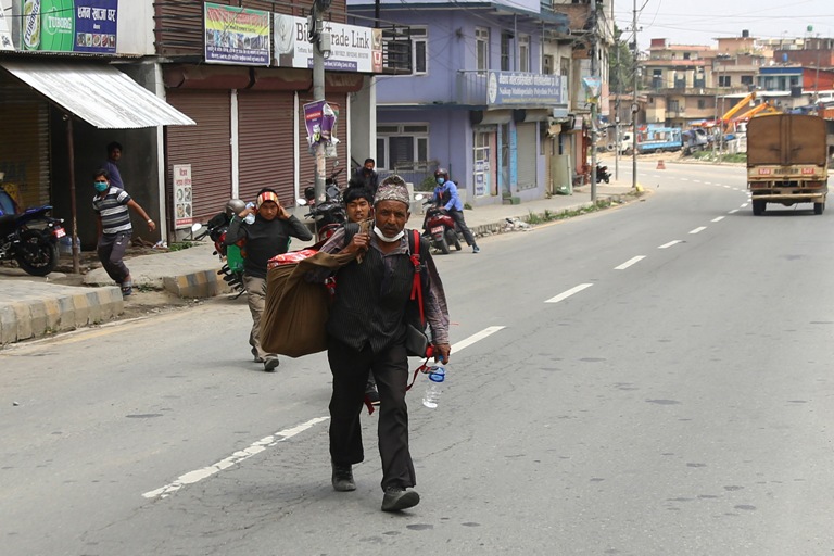 'खै कति दिनमा पुगिन्छ रोल्पा? हाम्रा लागि गाडी कहाँ मिल्छ र! प्रहरीको खप्की खाँदै काभ्रेबाट हिँडेरै आएका हौं'