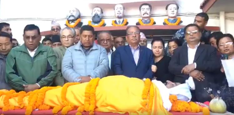 भावुक हुँदै प्रचण्डले छोराकाे शरीरमा पार्टीको झण्डा ओढाए