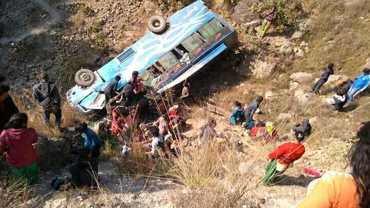सल्यानको त्रिवेणीमा बस दुर्घटना, ३ को मृत्यु ३० घाइते