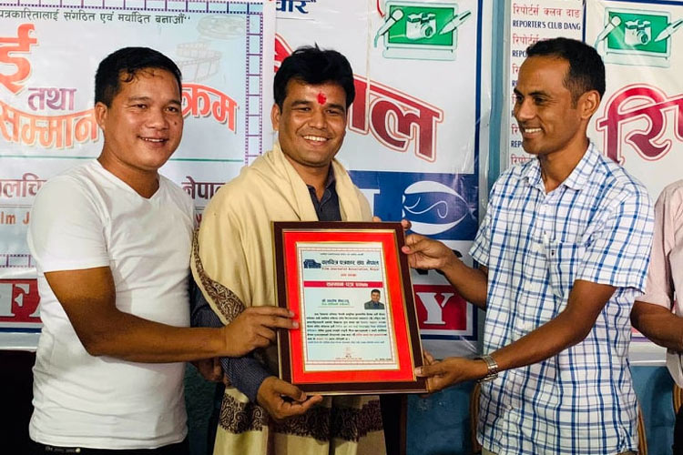 संगीतकार श्रेष्ठ सम्मानित, भन्छन्: थौरै सृजनाले पनि कलाकार जीवन्त हुनसक्छ