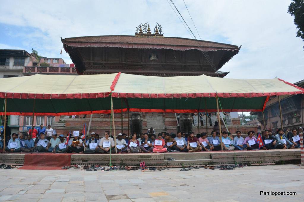 फोटोमा हेर्नुहोस चिकित्सक गोविन्द केसीको समर्थनमा सामुहिक सत्याग्रह 