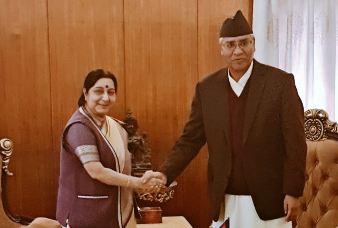 प्रधानमन्त्री देउवा र भारतीय विदेशमन्त्री स्वराजबीच बालुवाटारमा भेटवार्ता